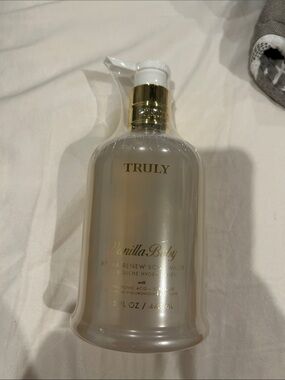 TRULY Vanilla Baby Hydrate & Renew Body Wash - White, Gold